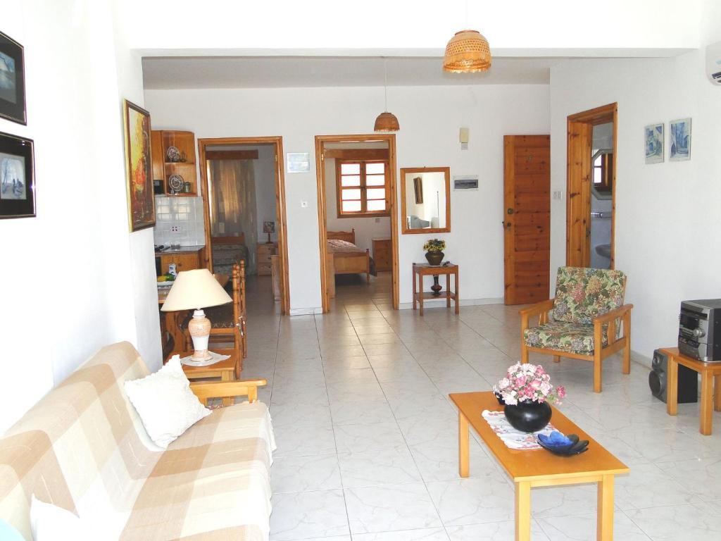 Ampelokipi Holiday Apartments Pissouri Room photo